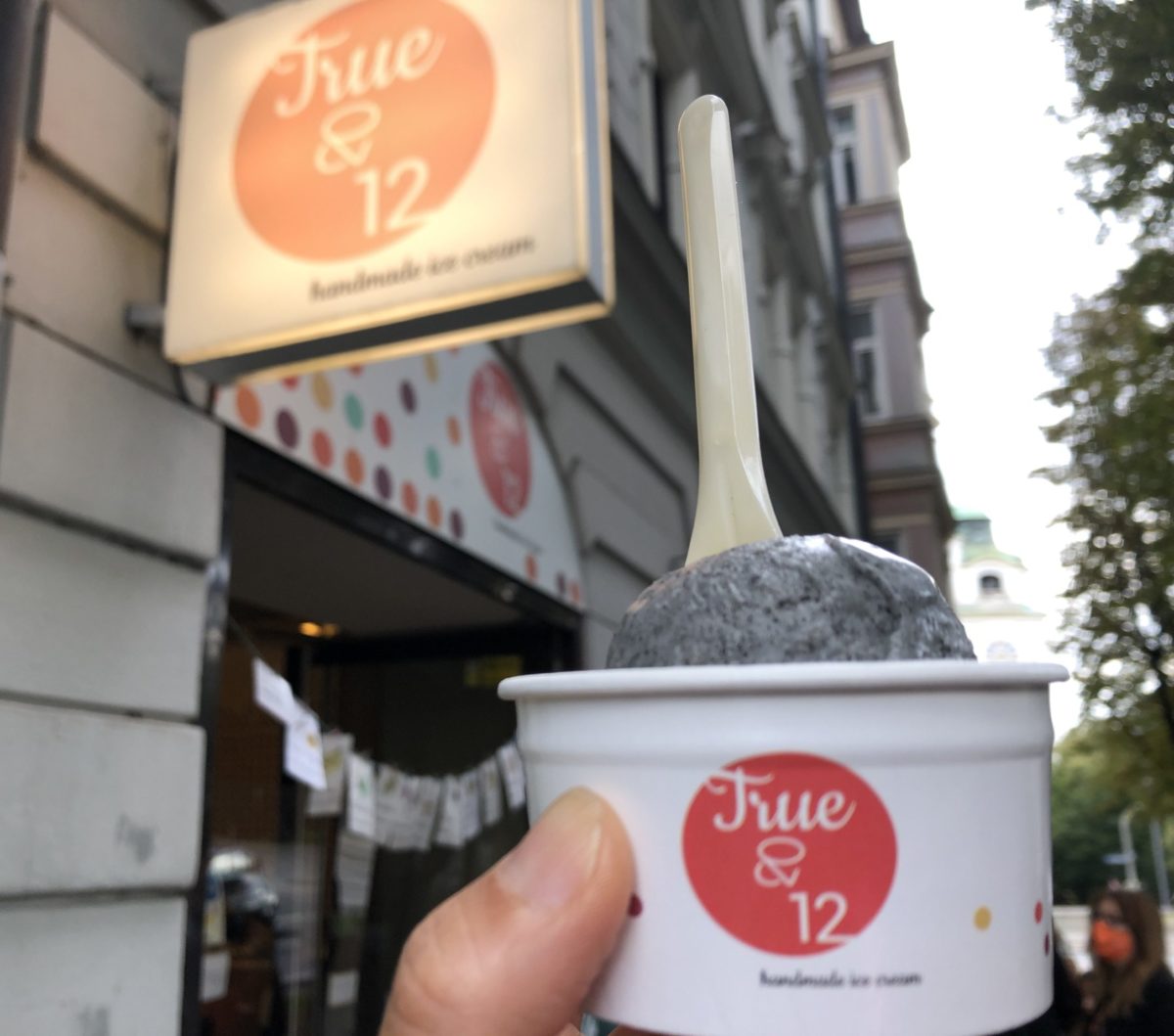 True&12　アイスクリーム店