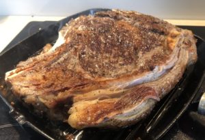 鉄製グリルパンで焼くキアーナ牛(キアニーナ)のステーキ